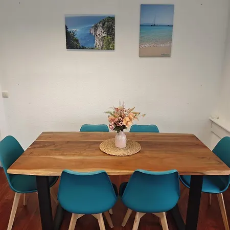 Mit Anbindung Fuer 6 Personen Appartement *